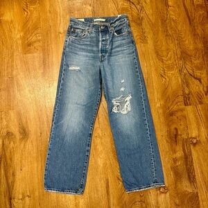 Distressed Vintage Big E Ribcage Straight Ankle Levi’s Jeans. 25 x 27.